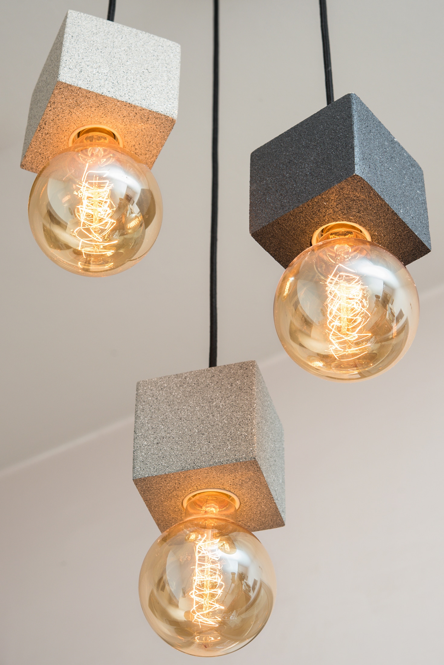 תאורה מעוצב תלוי קוביות אבן פחם | אריאל נתנסון אמן גופי תאורה מעוצבים