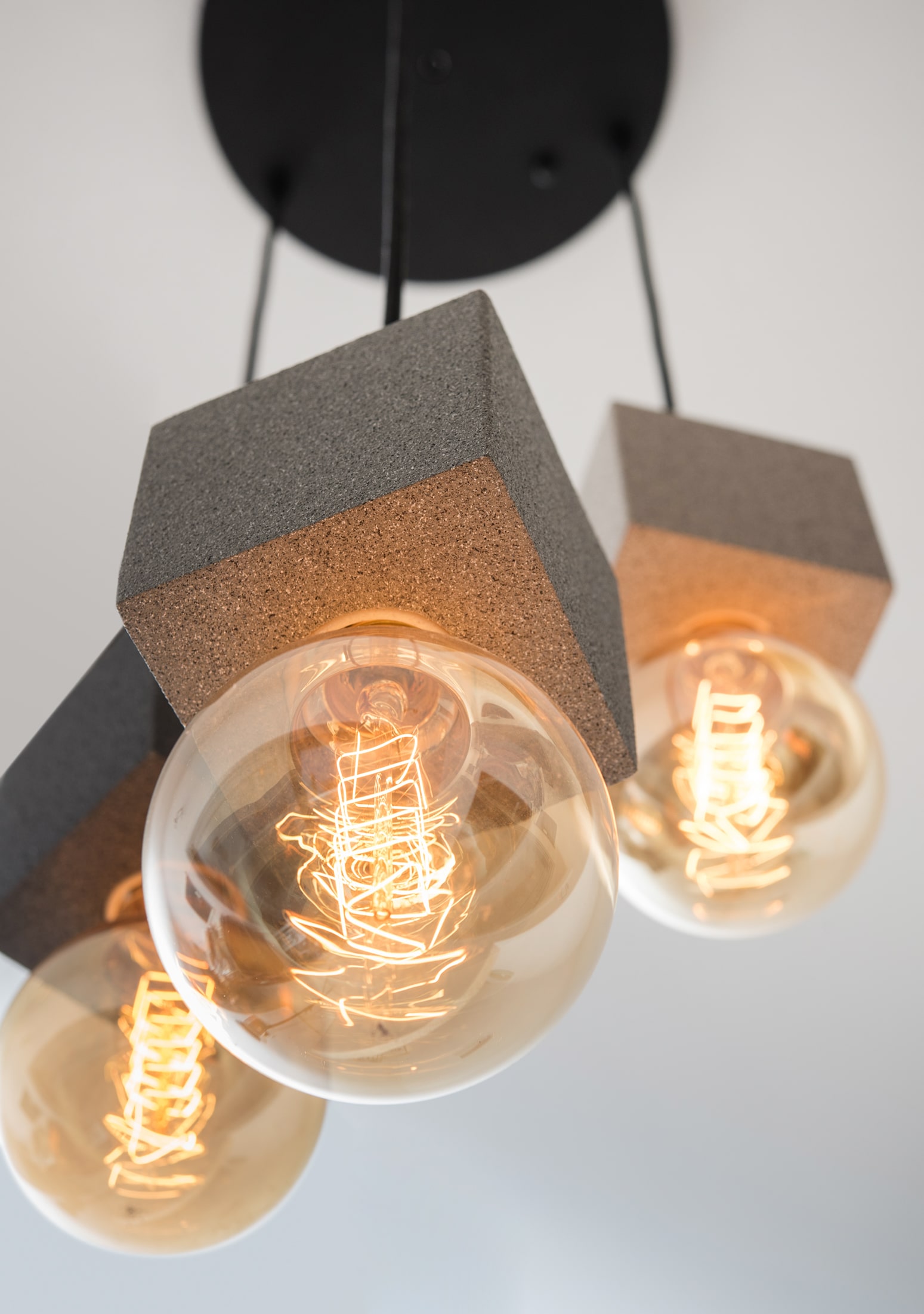 תאורה מעוצב תלוי קוביות אבן פחם | אריאל נתנסון אמן גופי תאורה מעוצבים