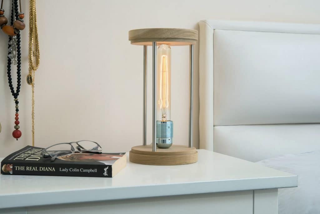 גוף תאורה שולחני מעוצב שעון חול | מנורת שידה | מנורה מעוצבת למשרד | אריאל נתנסון אמן גופי תאורה מעוצבים
