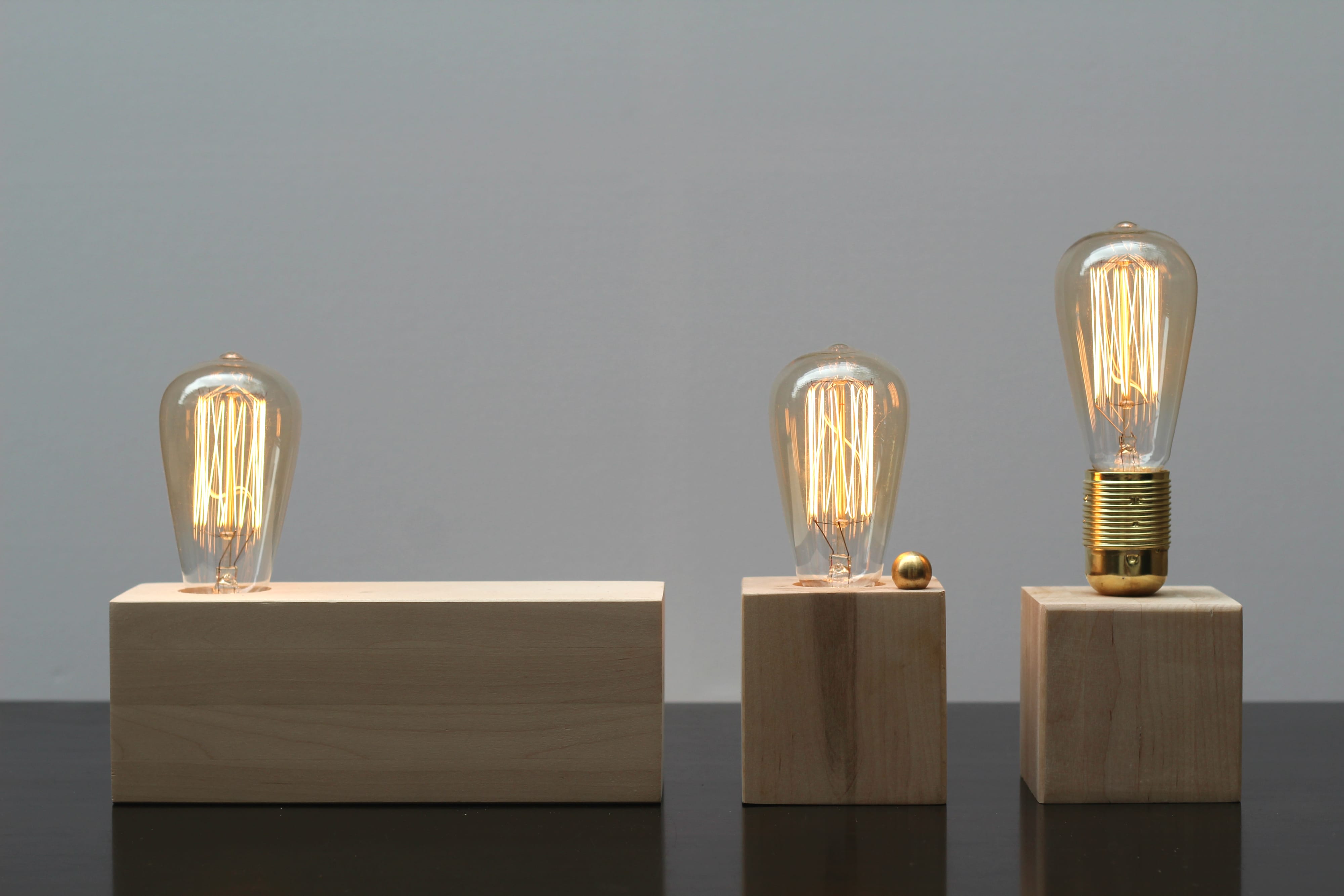 גוף תאורה שולחני מעוצב קובית עץ מלא פחם | מנורת שידה | מנורה למשרד | אריאל נתנסון אמן גופי תאורה מעוצבים